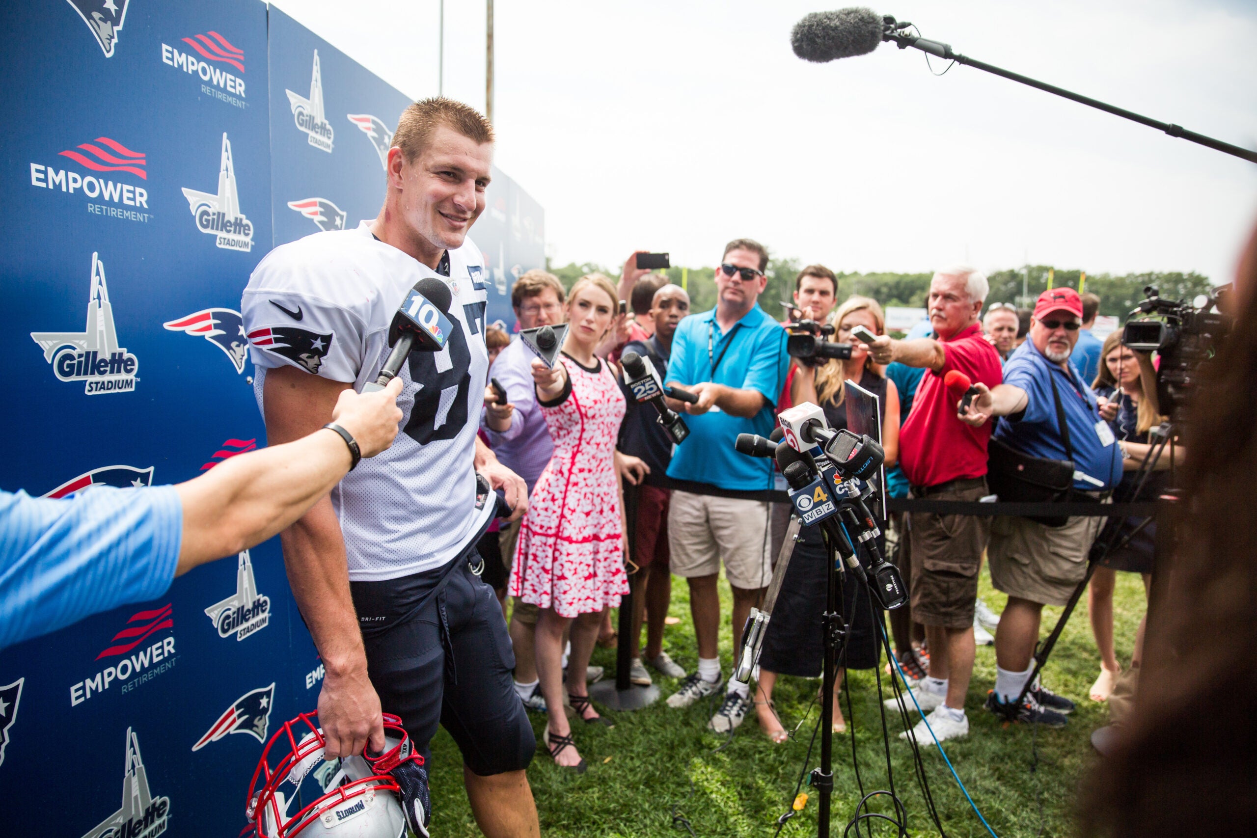 Report: Rob Gronkowski “keeps on being asked” about NFL return