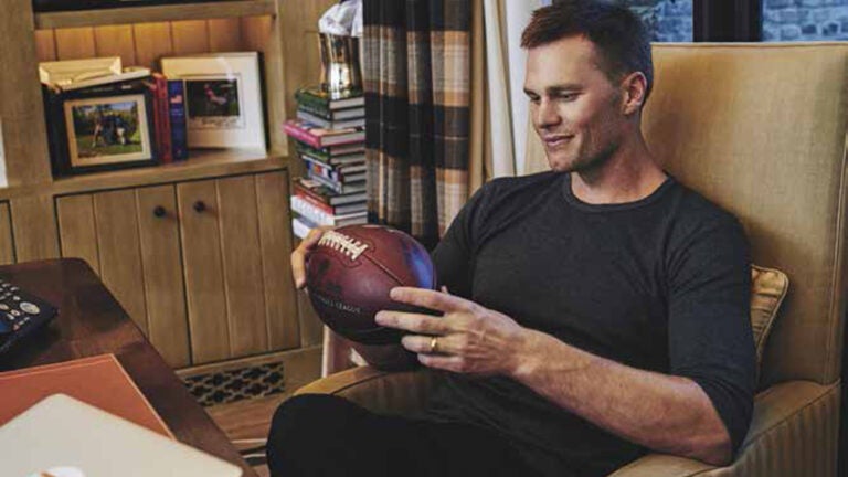 What health and medical experts say about the advice in Tom Brady's new book