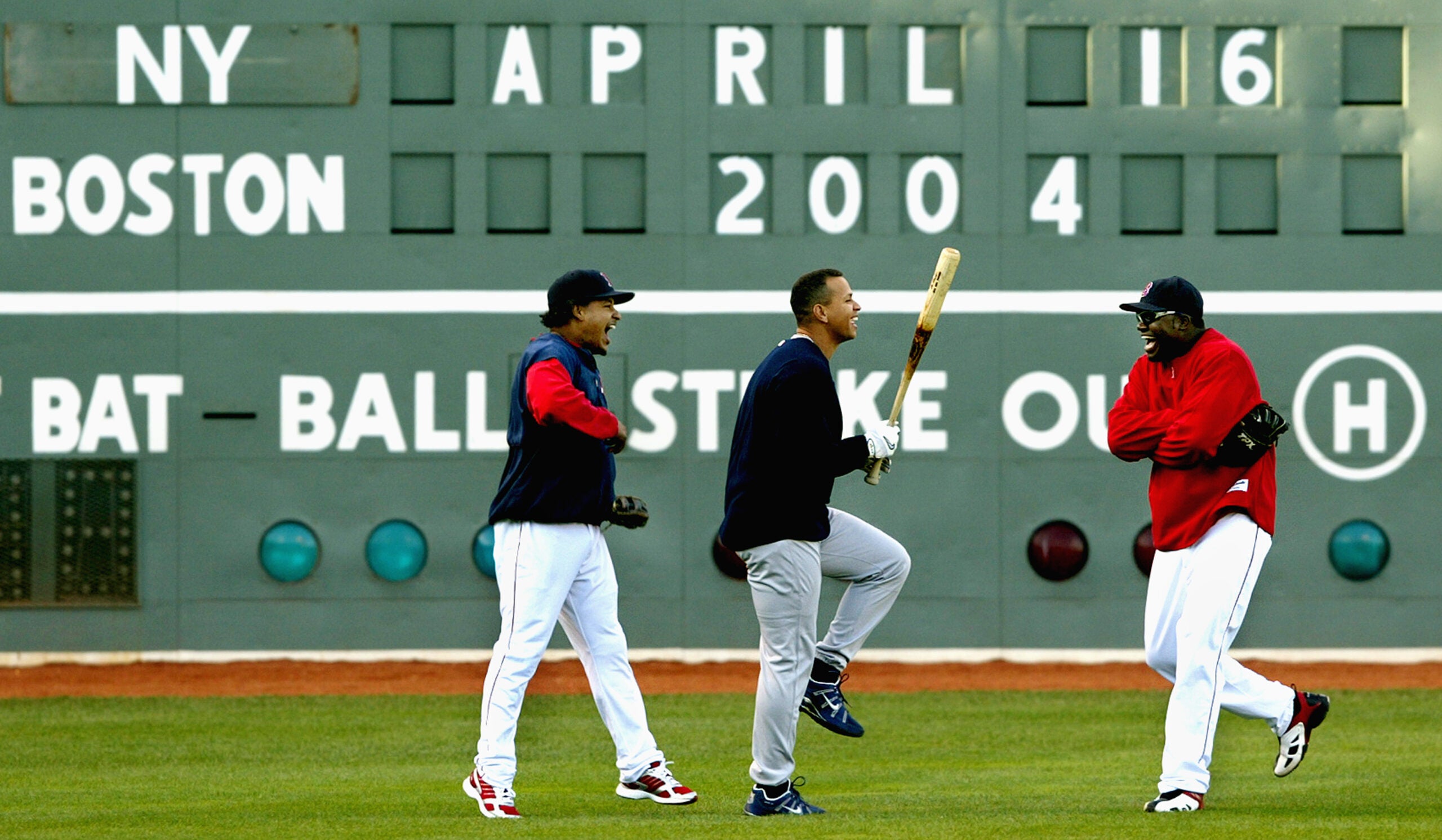 Watch: David Ortiz gifts Derek Jeter a custom-made Red Sox jersey following  Yankees icon's Fox debut