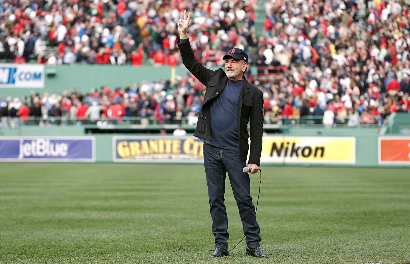 Neil Diamond Leads 'Sweet Caroline' Sing-Along at Fenway Park – Rolling  Stone