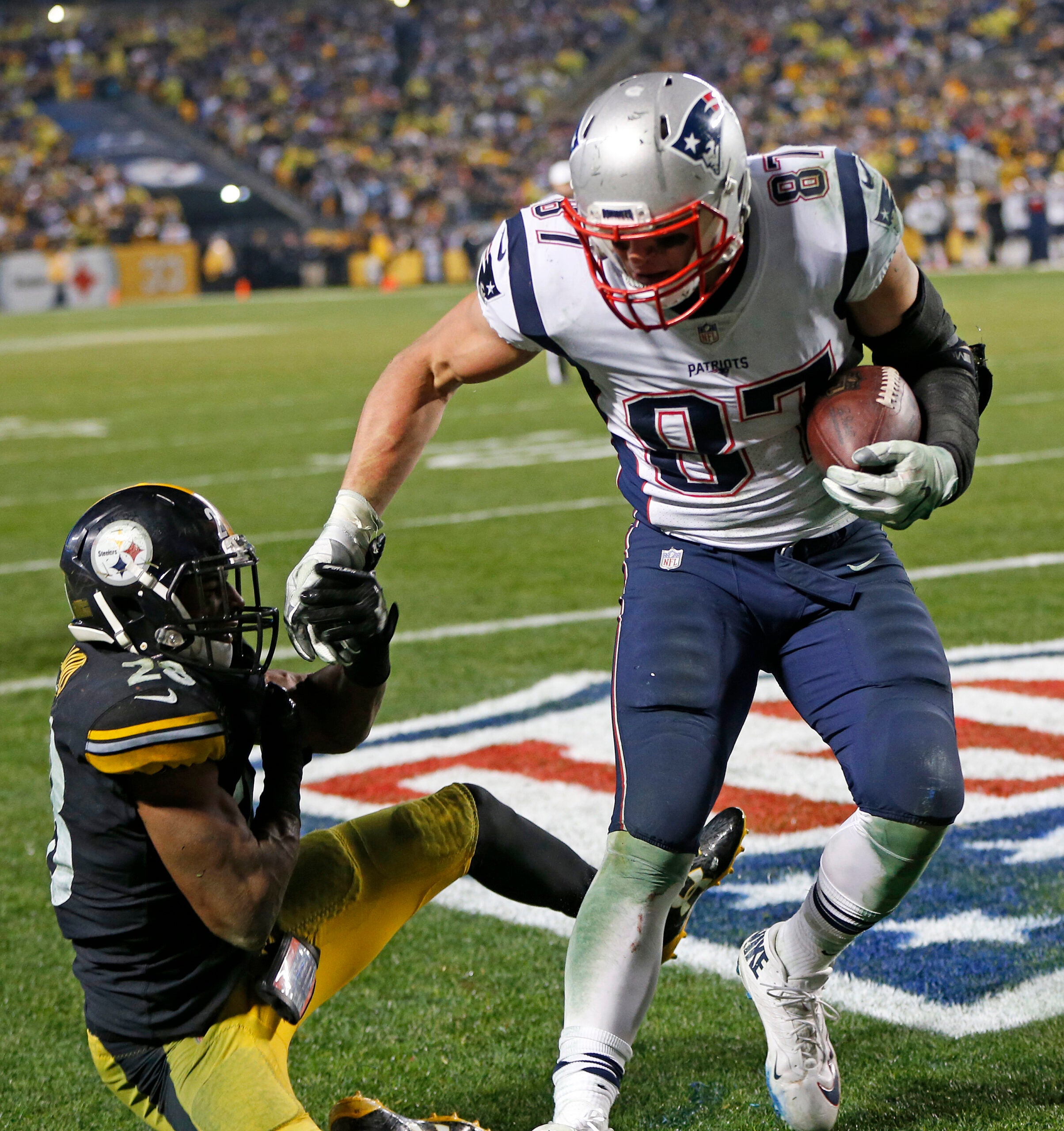 New England Patriots rally behind Rob Gronkowski, edge Pittsburgh