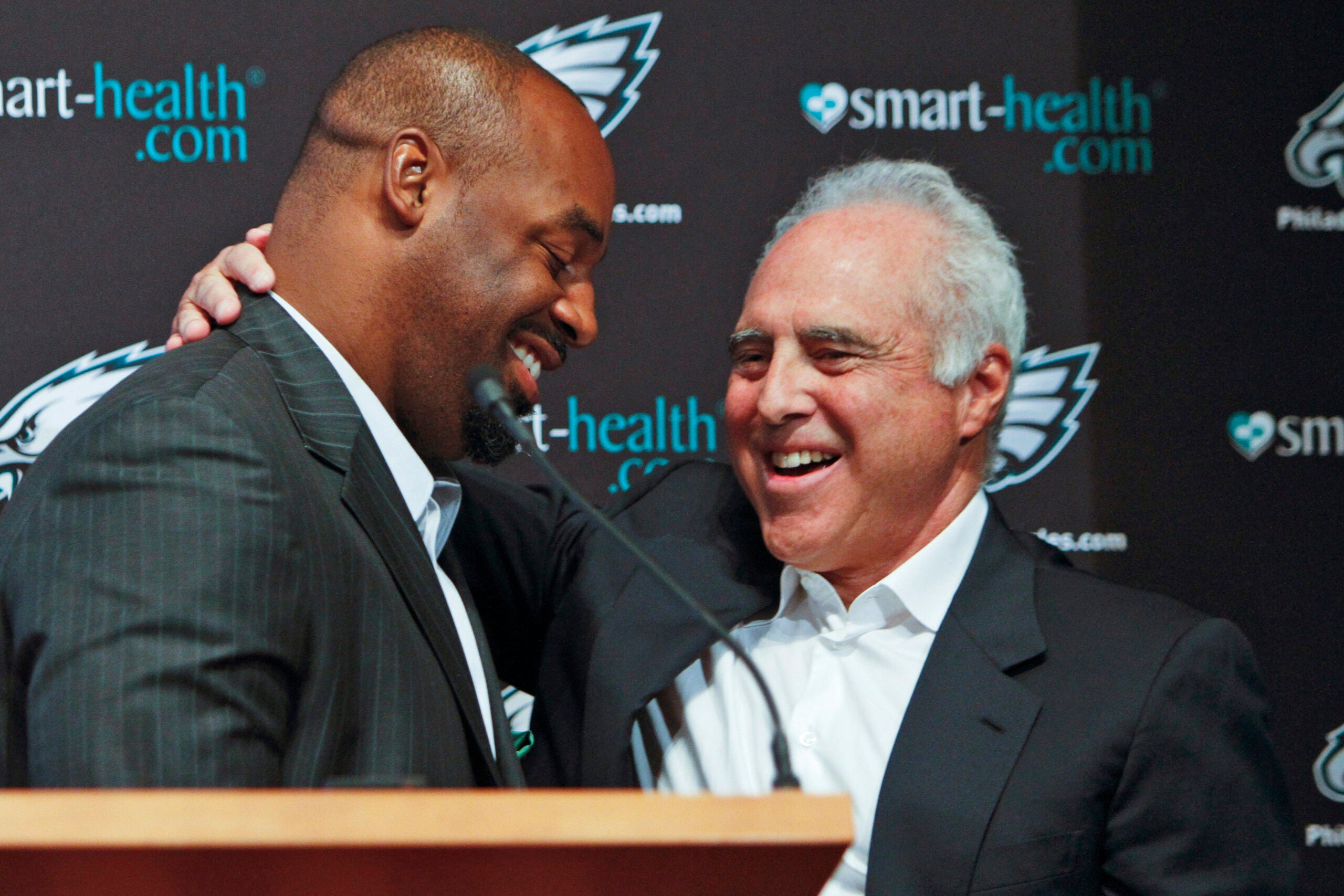 AP source: Hurts, Eagles agree to 5-year, $255M extension