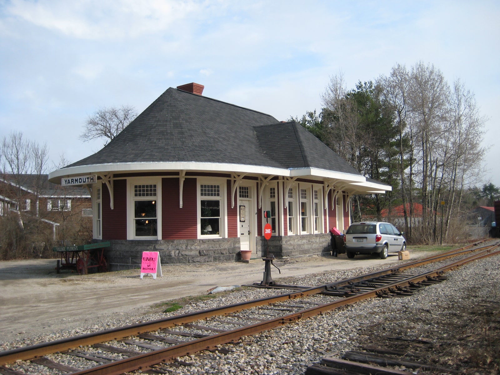 this-historic-train-depot-in-maine-is-up-for-sale-for-165-000