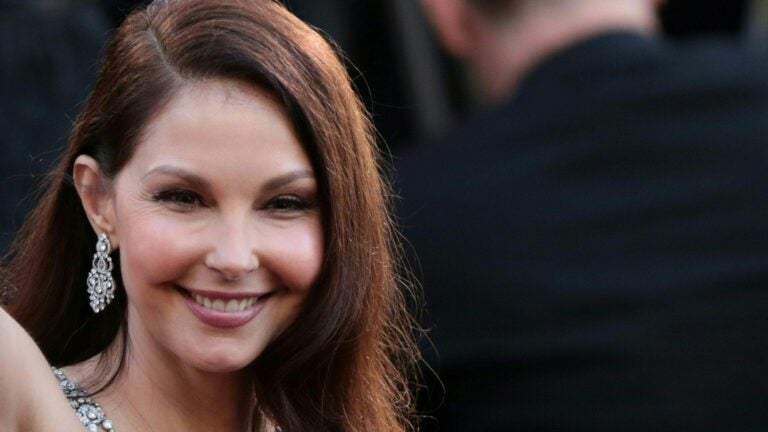 Ashley Judd arrives at the 90th Annual Academy Awards
