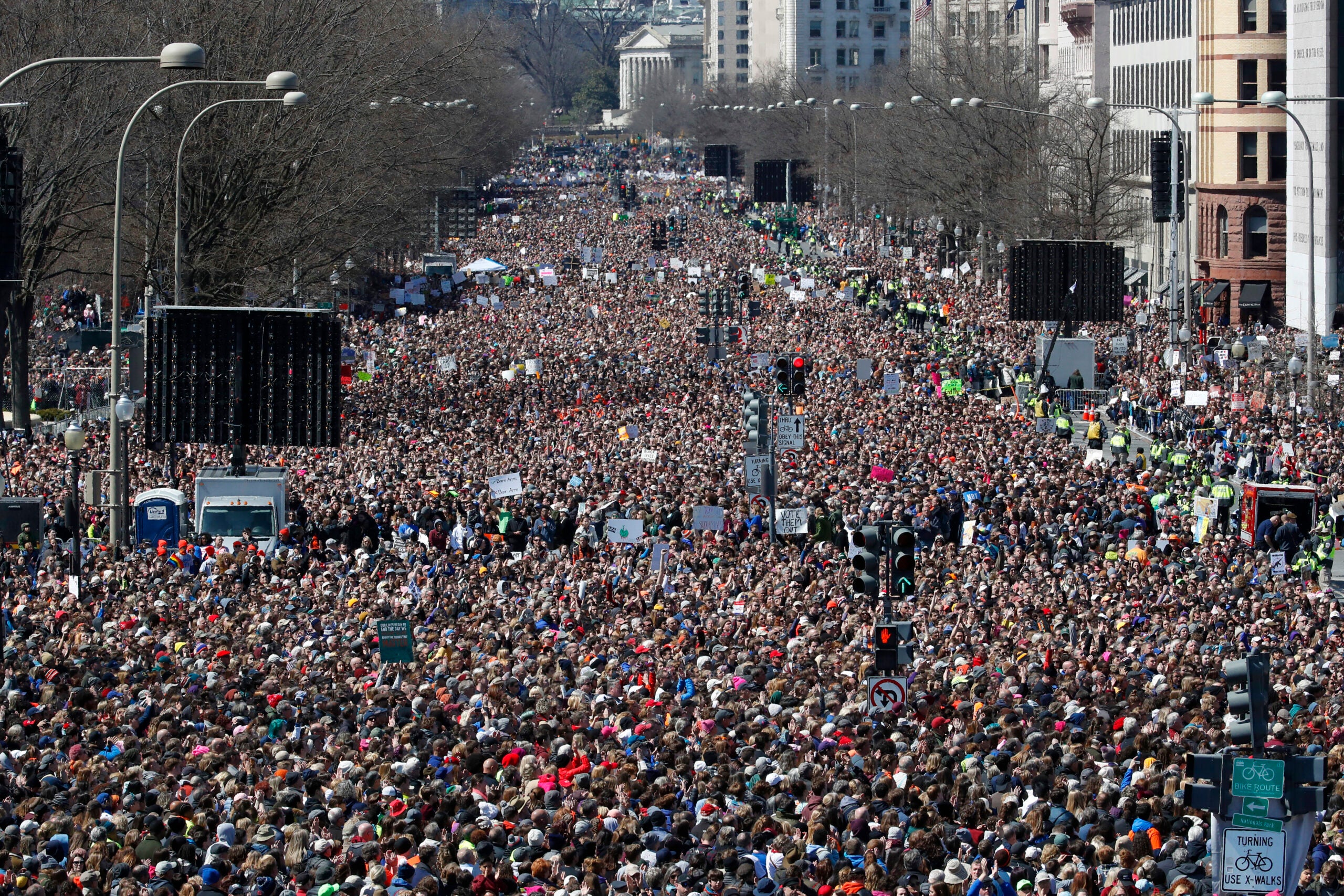 И даже тысяч человек которым. Огромная толпа на площади. Массовый митинг. Толпа митингующих. Человек толпы.