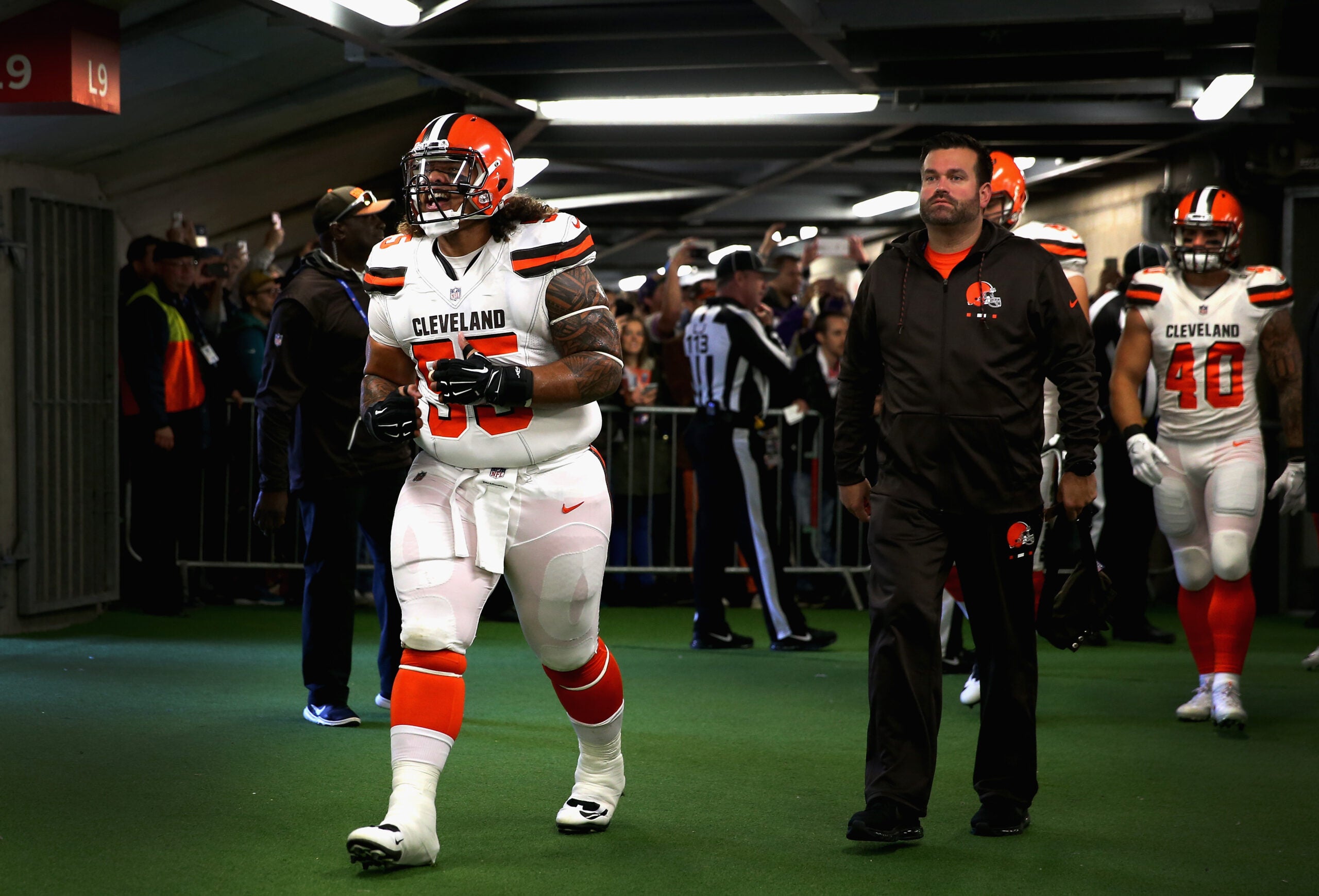 Washington defensive lineman Danny Shelton runs the 40