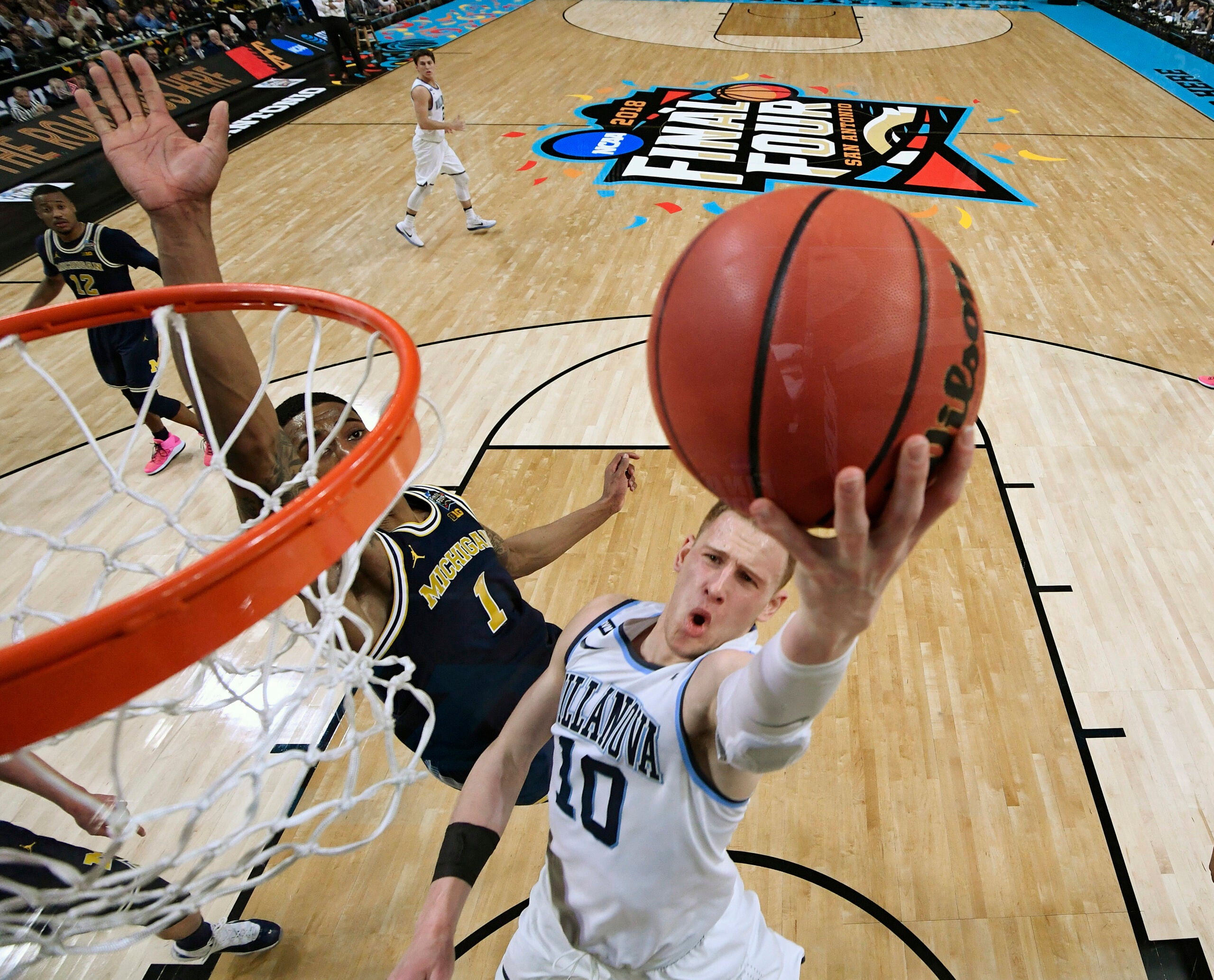 Donte DiVincenzo leads Villanova to NCAA championship in 79-62 win over  Michigan