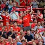 epa04328200 Liverpool fans sing before the friendly match between AS Roma and Liverpool held at Fenway Park in Boston, Massachusetts, USA, 23 July 2014. EPA/CJ GUNTHER