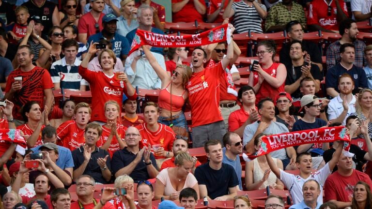 epa04328200 Liverpool fans sing before the friendly match between AS Roma and Liverpool held at Fenway Park in Boston, Massachusetts, USA, 23 July 2014. EPA/CJ GUNTHER