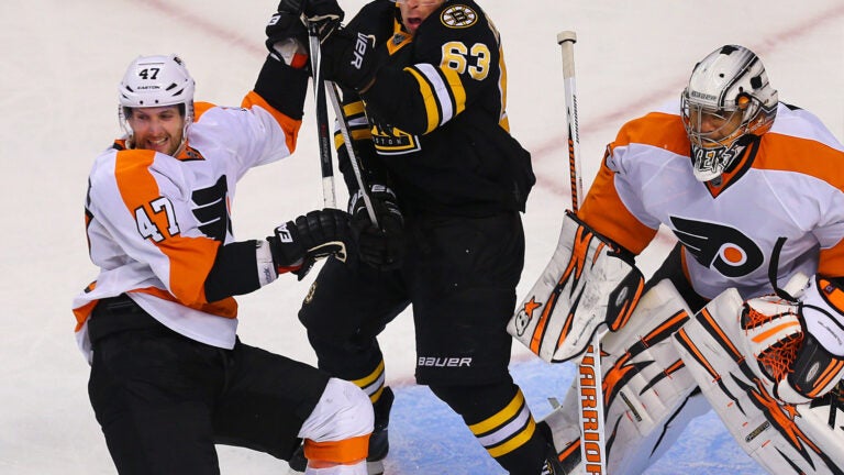 Brad Marchand avoids suspension for cross-check on Flyers' MacDonald