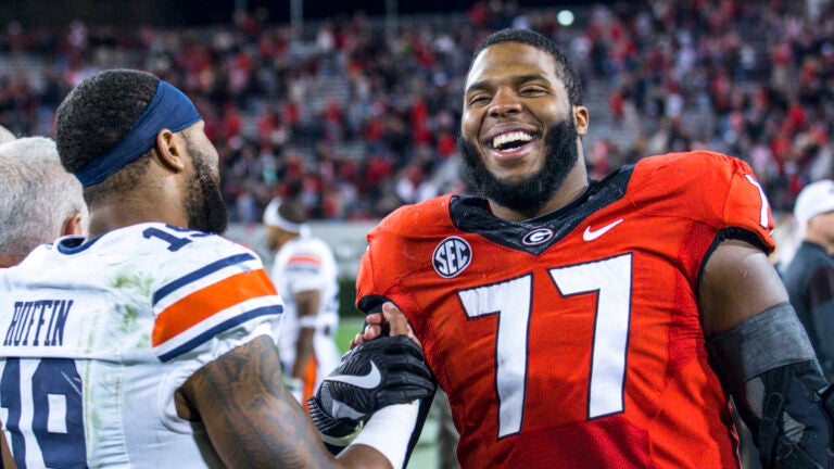 November 21, 2015: Georgia Bulldogs guard Isaiah Wynn (77) helps