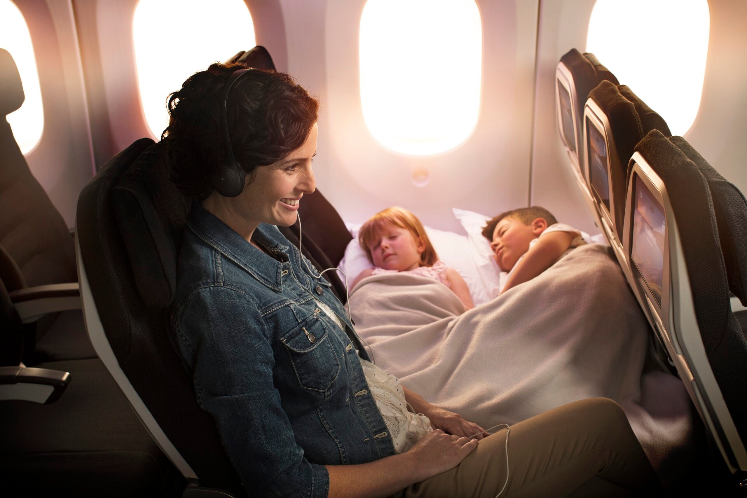 К чему снится лететь в самолете женщине. Младенец в самолете. Перелет с ребенком. Места в самолете для младенцев.