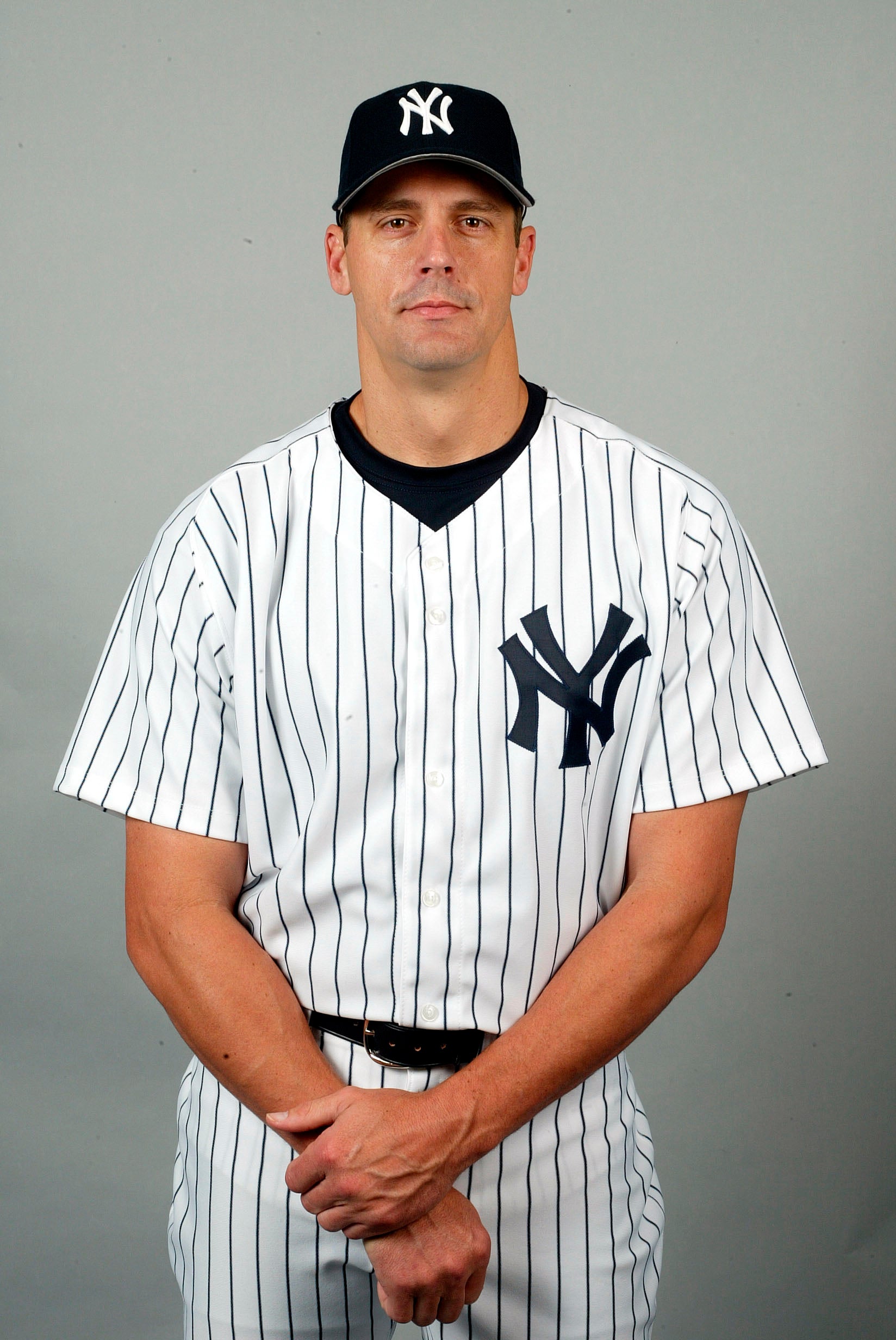 Kevin Brown, NY Yankees pitcher, stops mail thieves at gun point