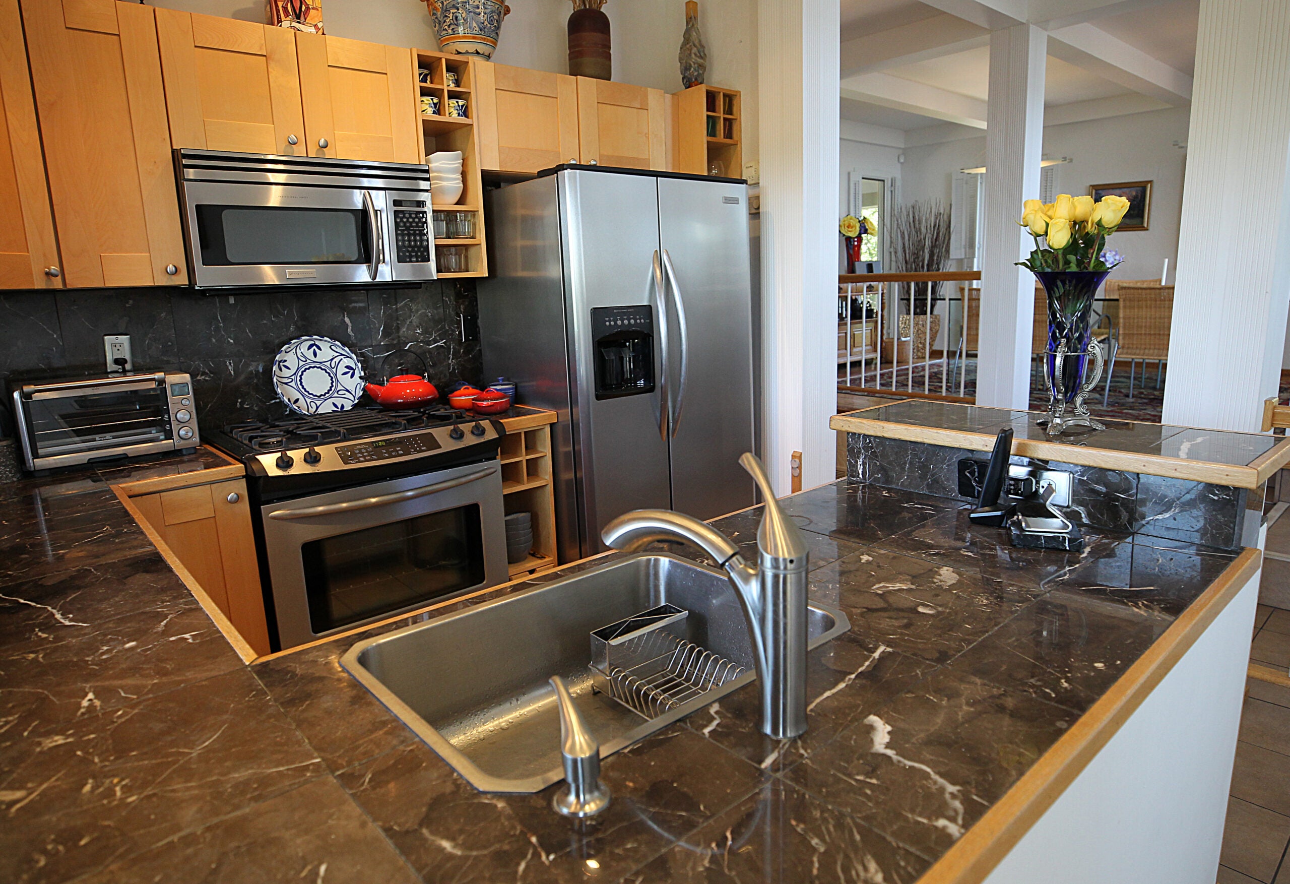 2 Roundys Hill Marblehead Kitchen 6309e0986fd3e Scaled 