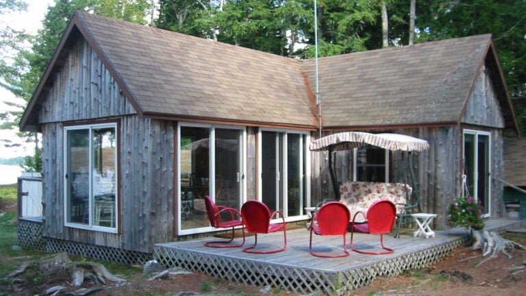 Brown-Island-Maine-Dining-Cabin