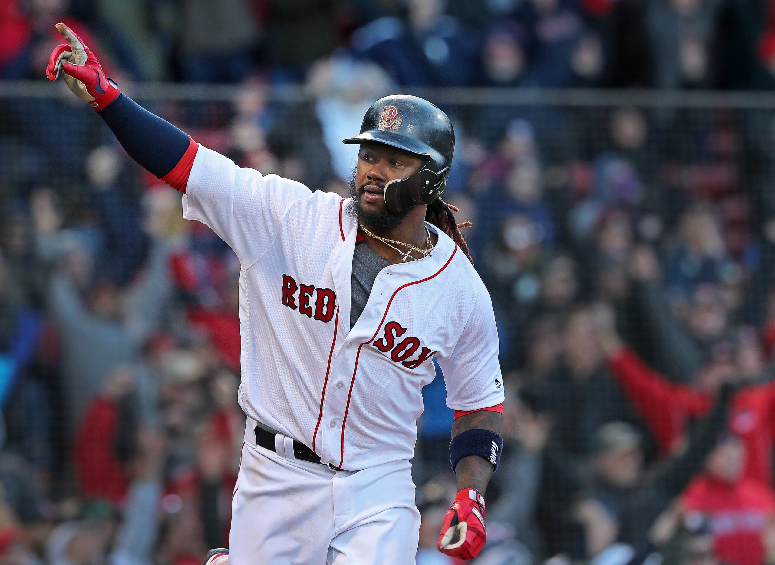 Orioles blank Red Sox, clinch first AL East title since '14