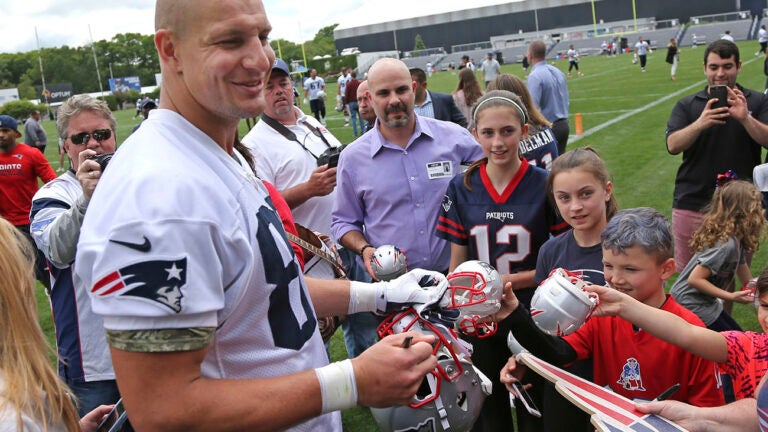 Report: Rob Gronkowski “keeps on being asked” about NFL return