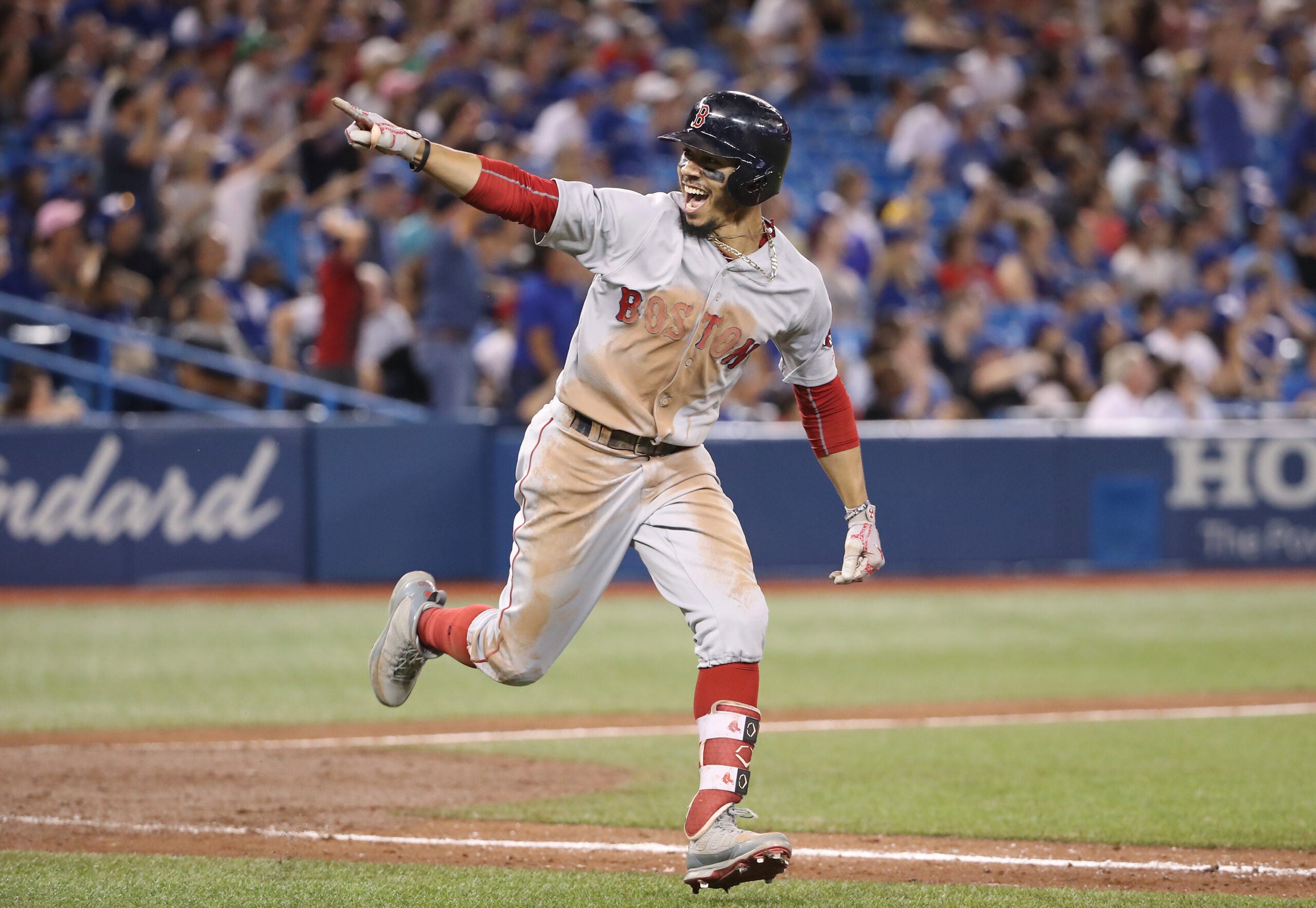 Mookie Betts to play right field in Toronto