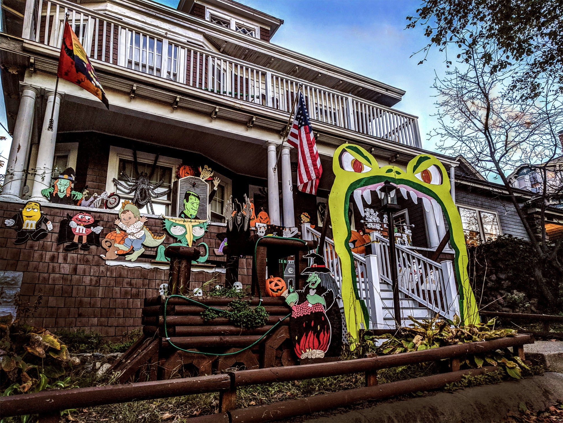 7 spots that are fullon decked out in Halloween decorations this month