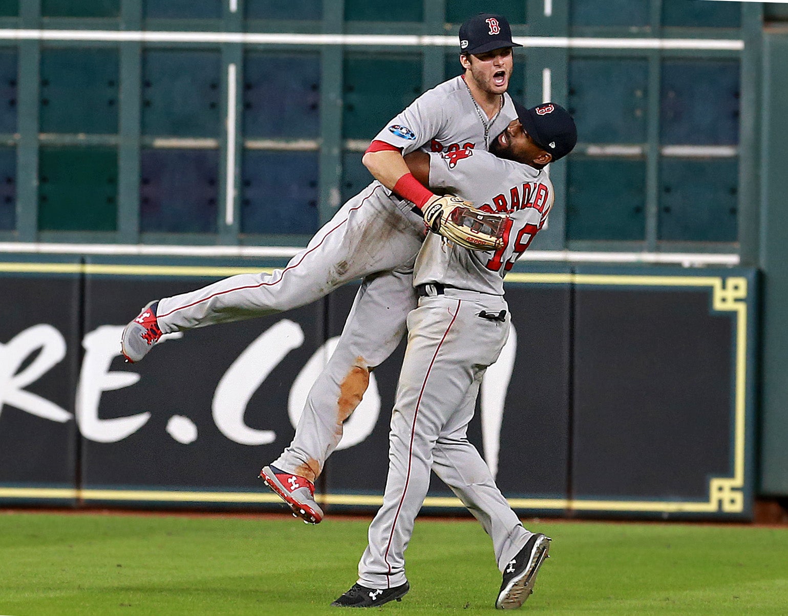 Andrew Benintendi leaps over wall for catch (Video) - Sports Illustrated