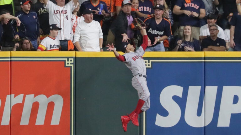 How to rob a home run like Mookie Betts