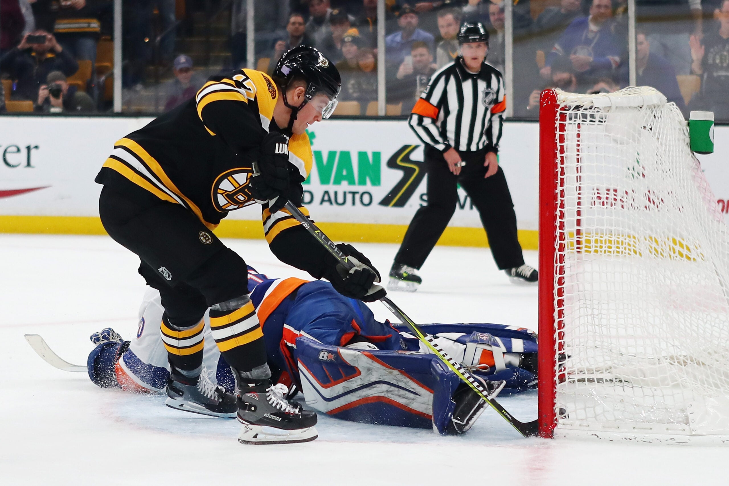 Robin Lehner returns, stops Islanders in shootout