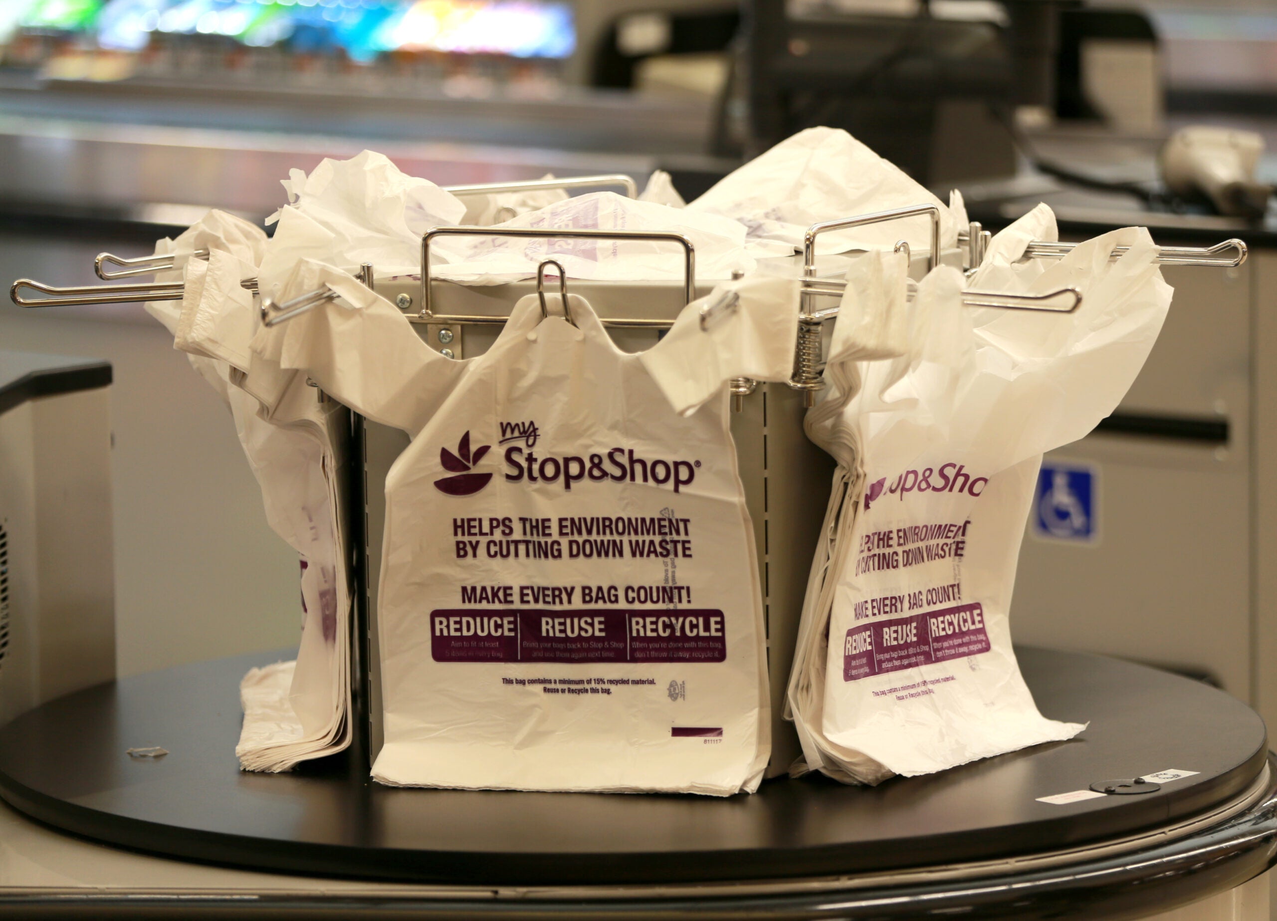 Supermarket group backs Massachusetts plastic bag ban, with conditions