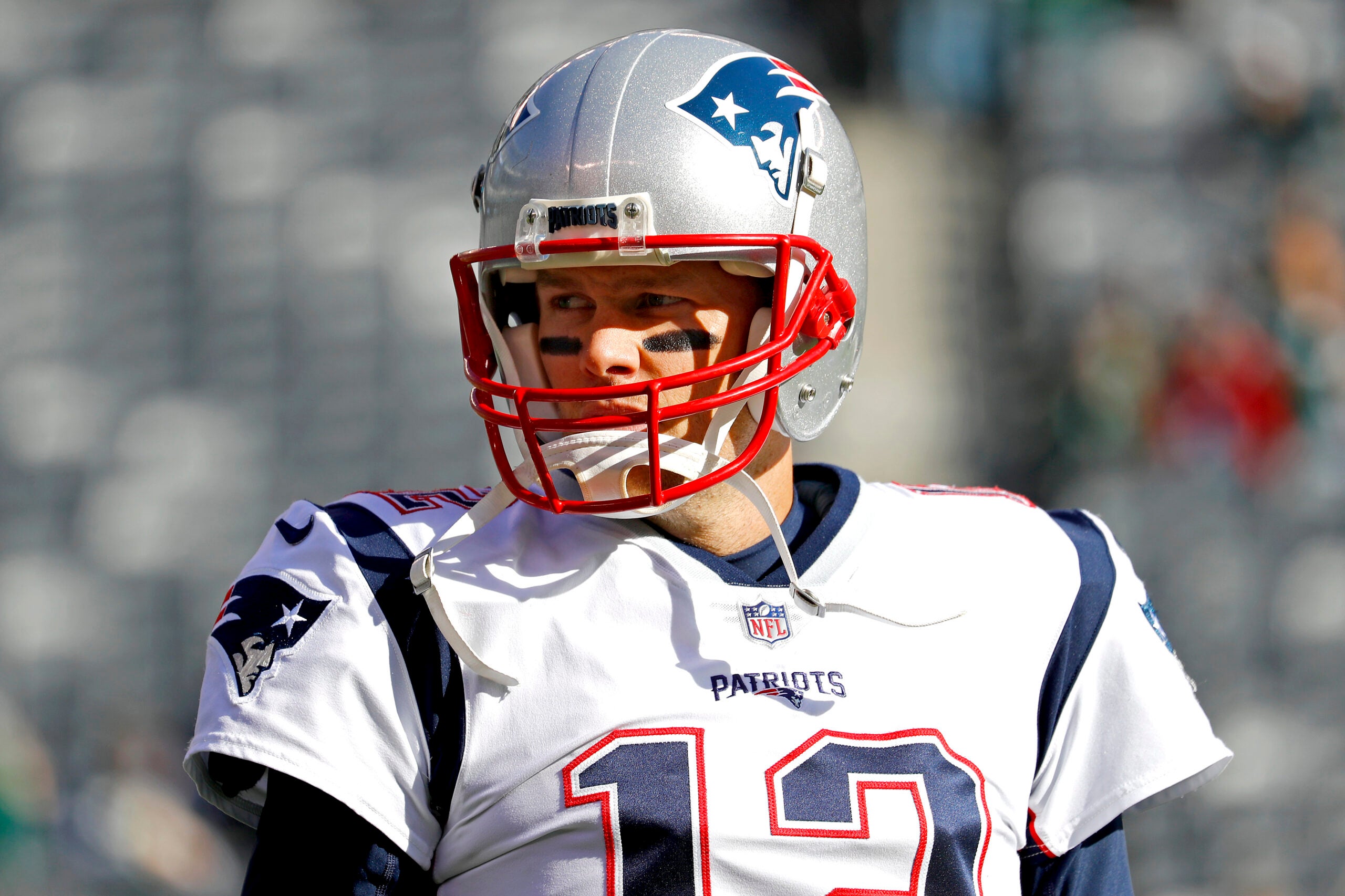 Tom Brady pays off a Michigan-Ohio State bet, wears Mike Vrabel's