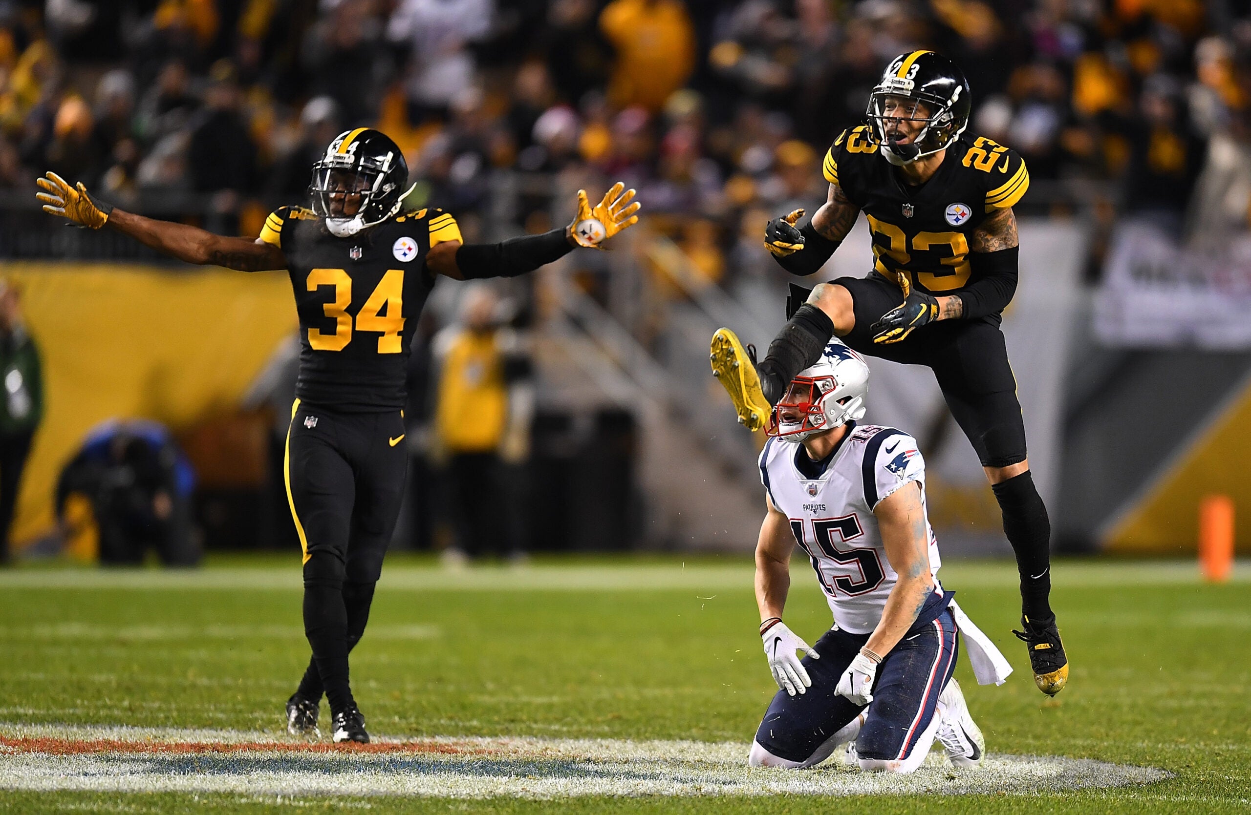 Steelers wrap up AFC North title, set up showdown with Pats