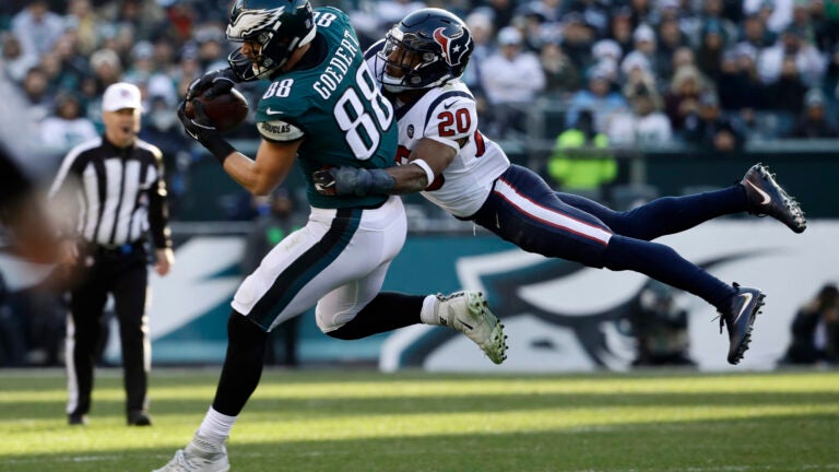 Eagles remain perfect, beat Texans on TNF