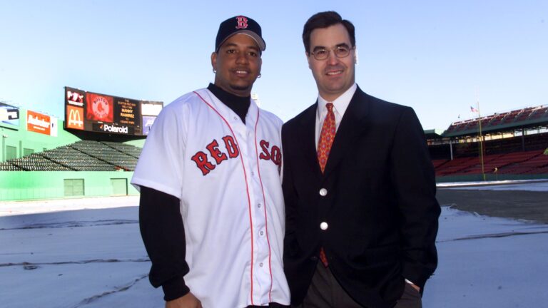 Man in Red Sox hat somehow doesn't recognize Manny Ramirez walking right up  to him