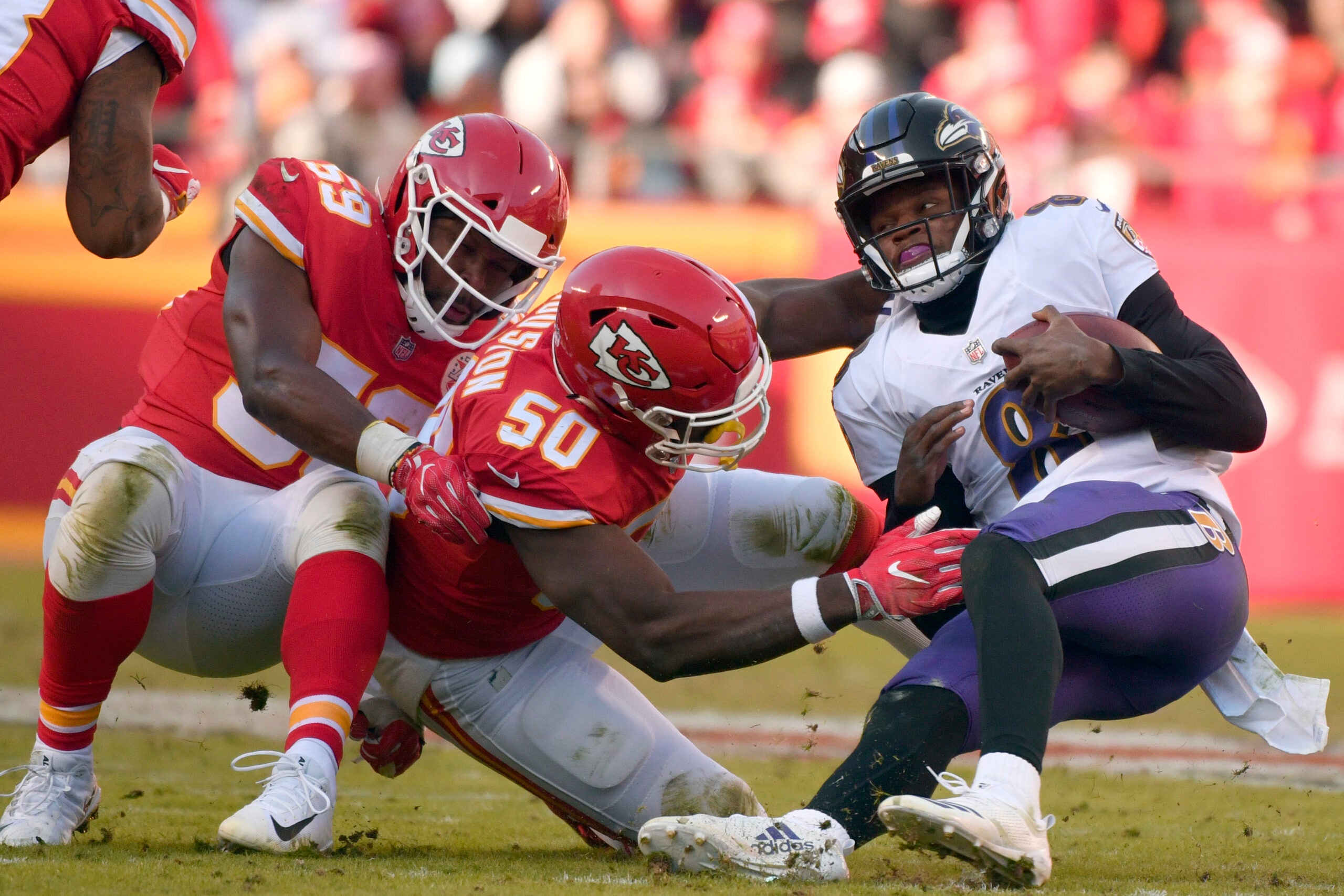 Lamar Jackson's late TD run lifts Ravens over Chiefs