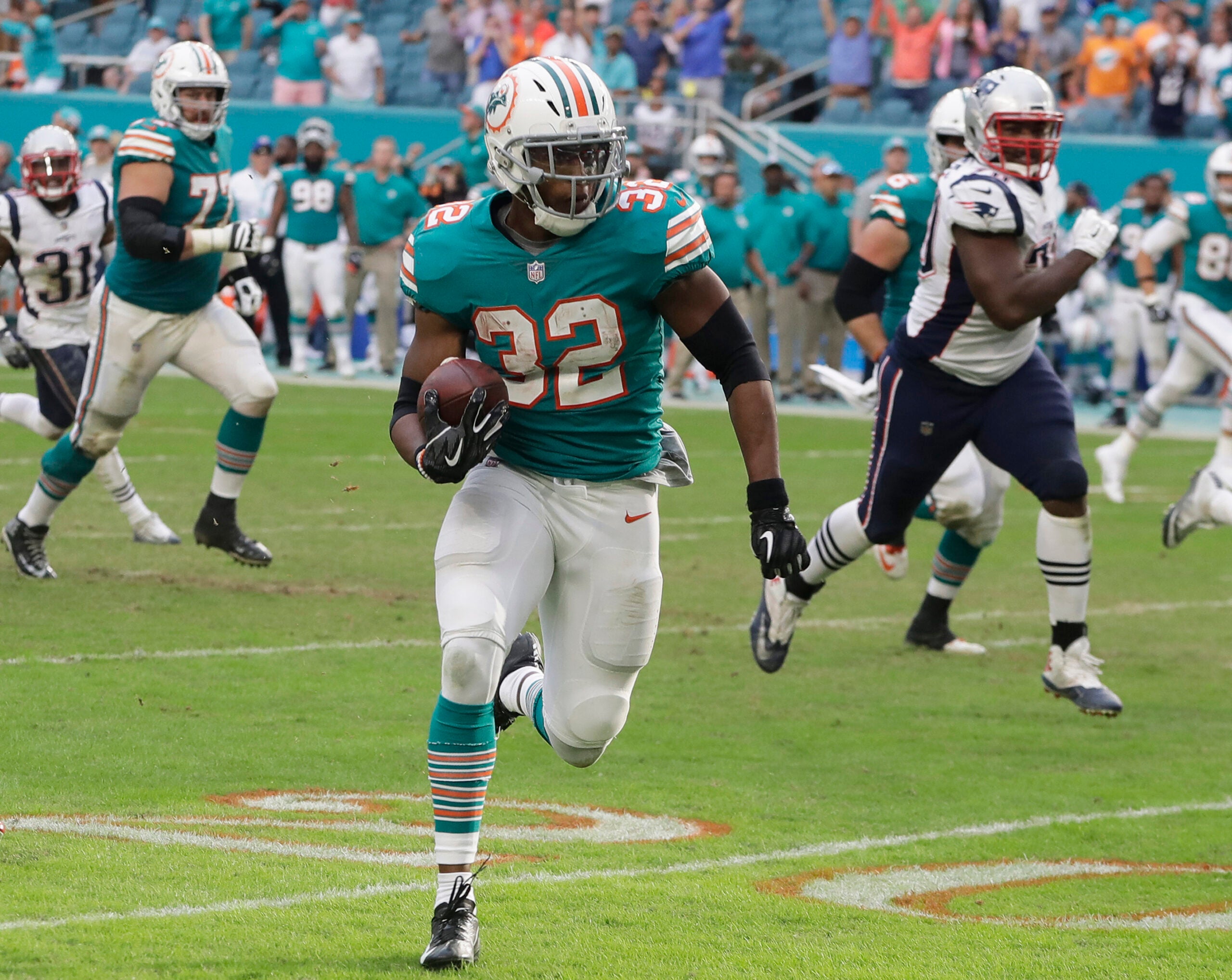 Highlight] On this day 4 years ago, with seven seconds left and the ball at  their own 31-yard line, the Miami Dolphins defeated the New England Patriots  34-33 on the final play