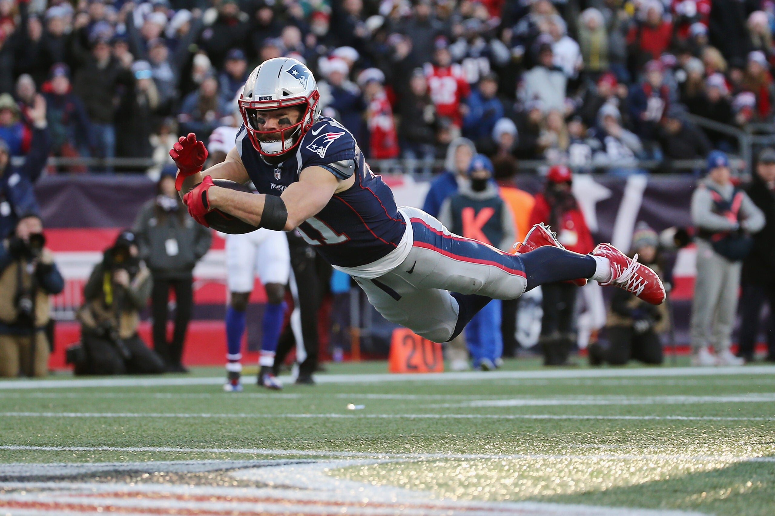 Tom Brady, Nick Foles get that Super Bowl LII moment 6 months later - The  Boston Globe