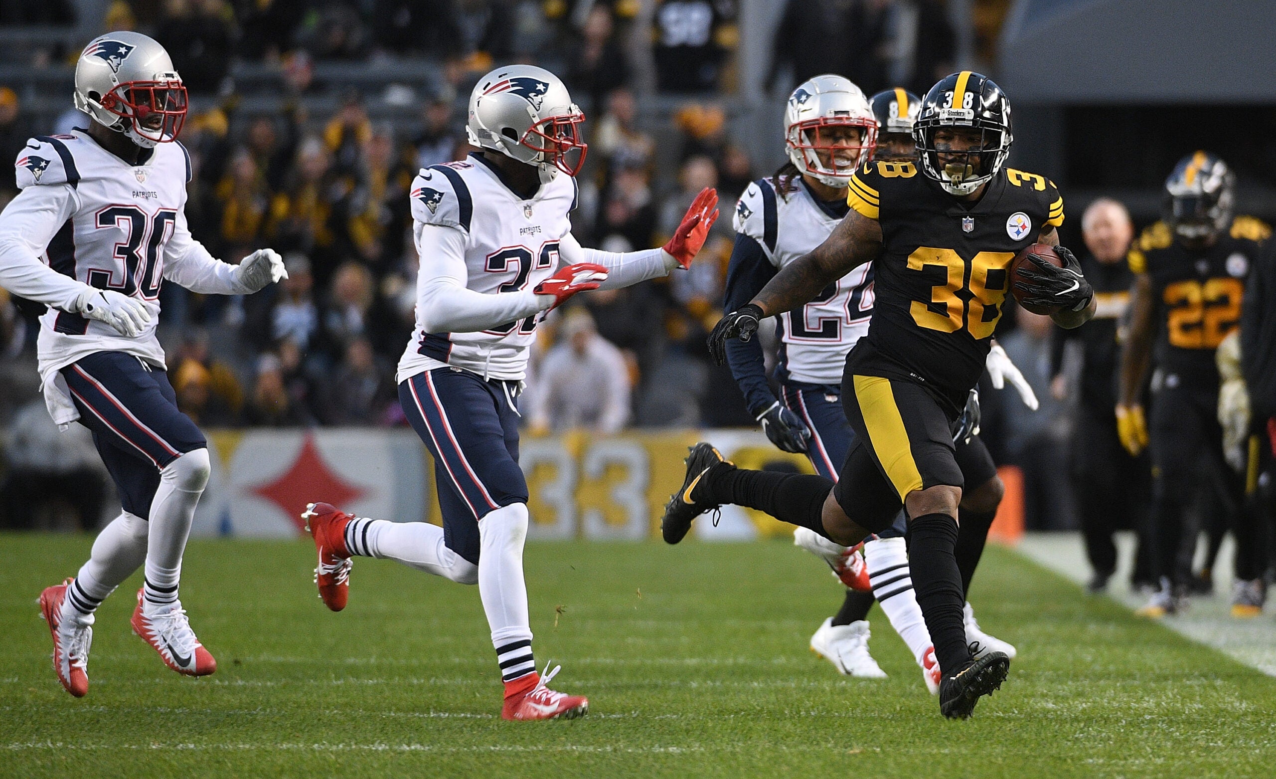 Pittsburgh Steelers defeat New England Patriots 17-10