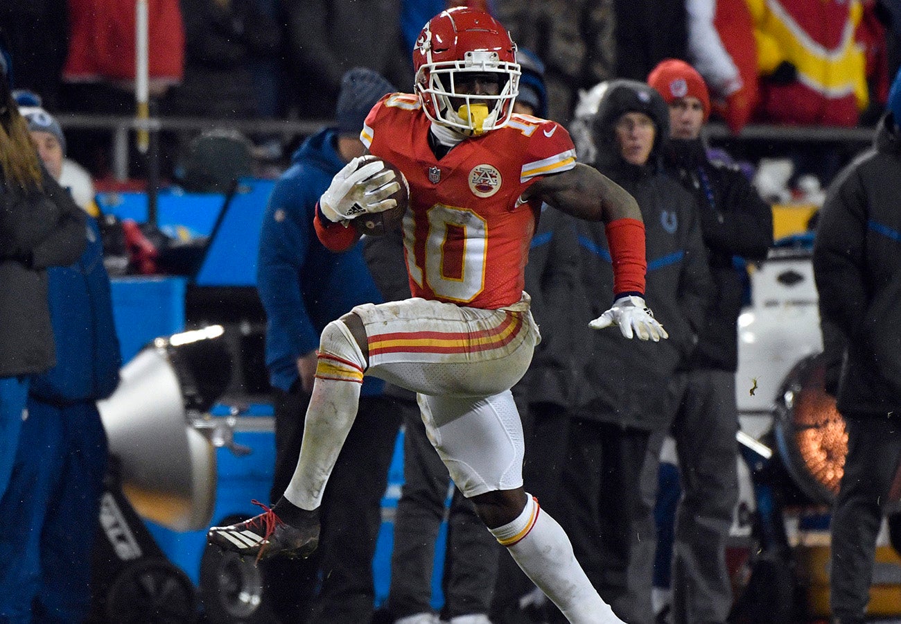 Chiefs' Tyreek Hill leaves practice with hamstring injury