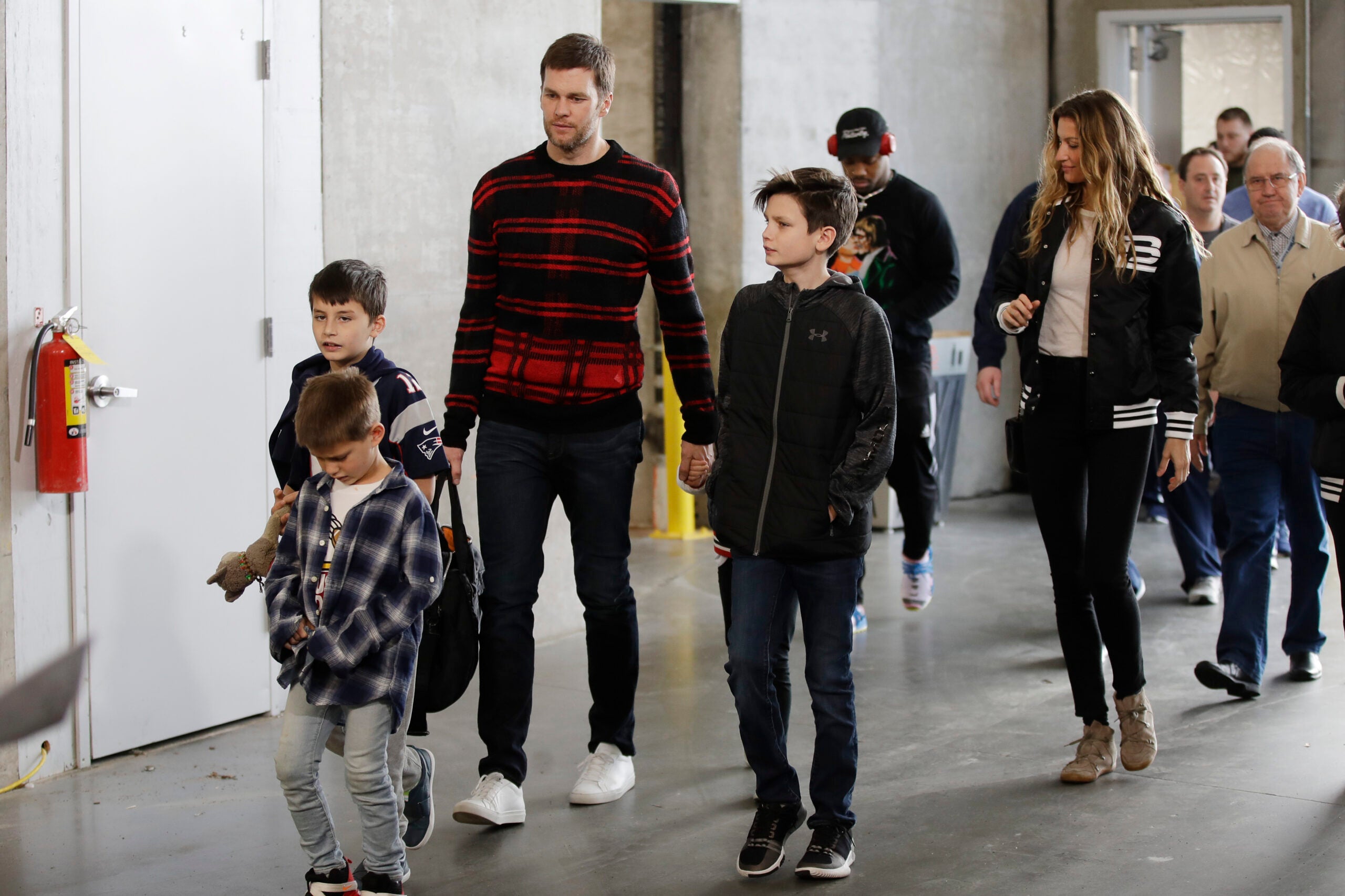 Kevin Youkilis sneaks in Tom Brady family photo - Sports Illustrated