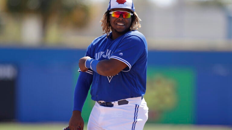 Blue Jays prospect Guerrero Jr. hits homer out of stadium in minor