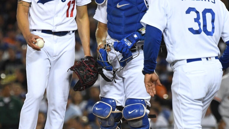Joe Kelly gets booed off the mound after another poor outing