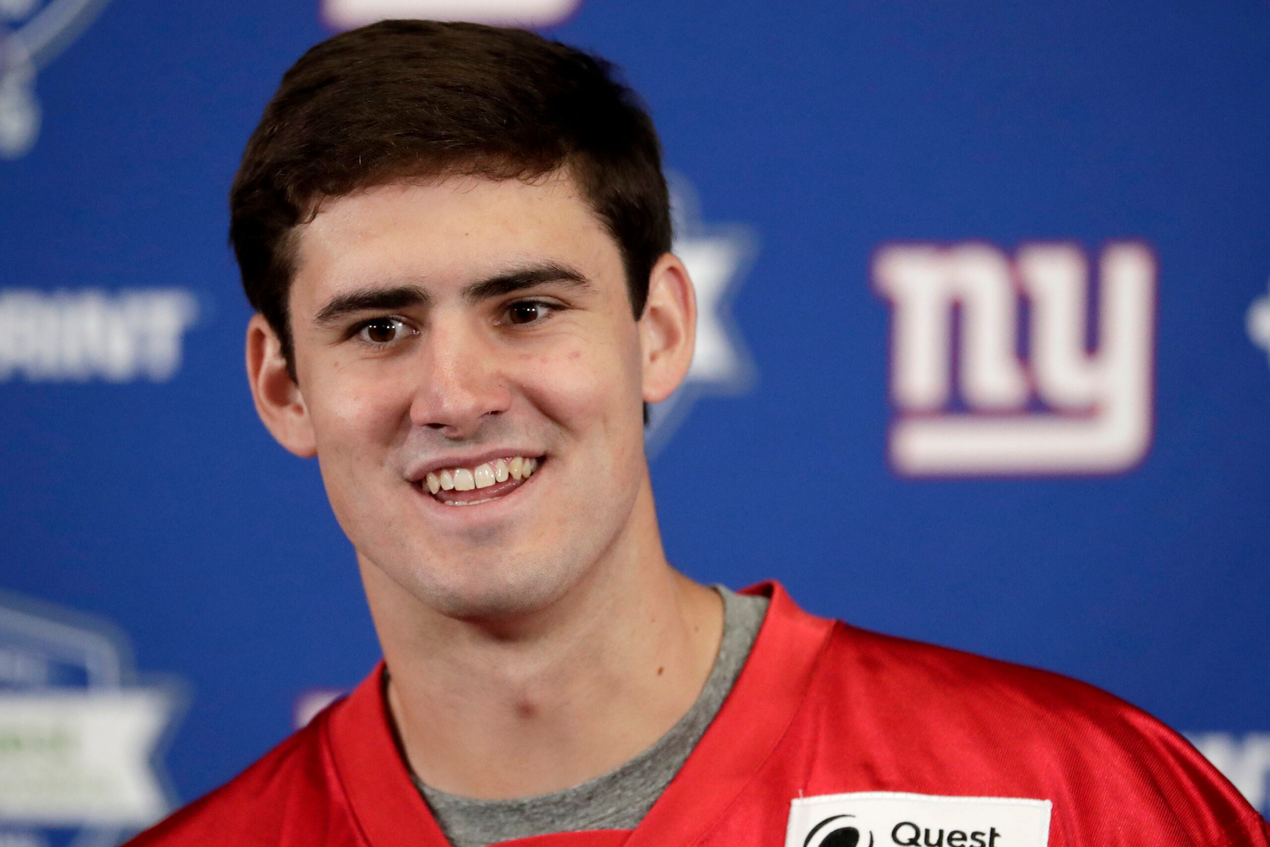 How did Giants' Eli Manning and Daniel Jones do in red zone at practice?  Final QB stats from minicamp 