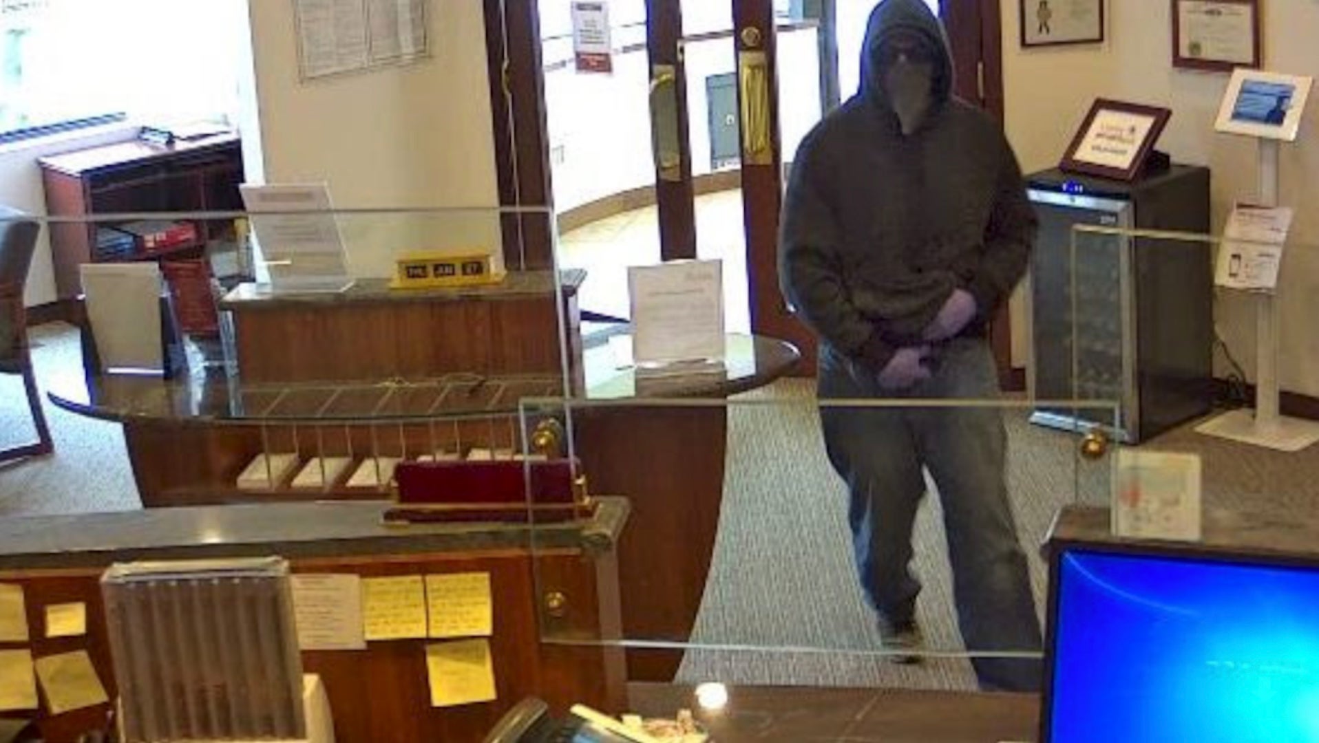 Man With Gun Robs Arlington Bank Police Say 6129