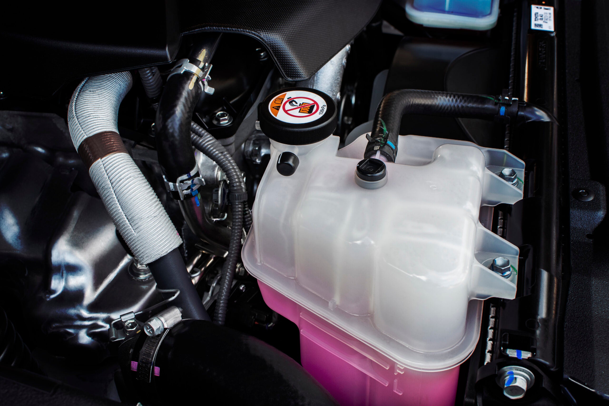 How does coolant clearance reservoir work