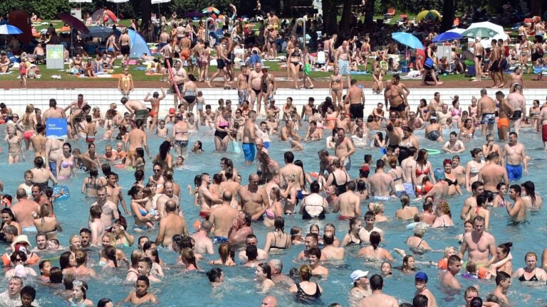 Swimming-Pool-Many-People