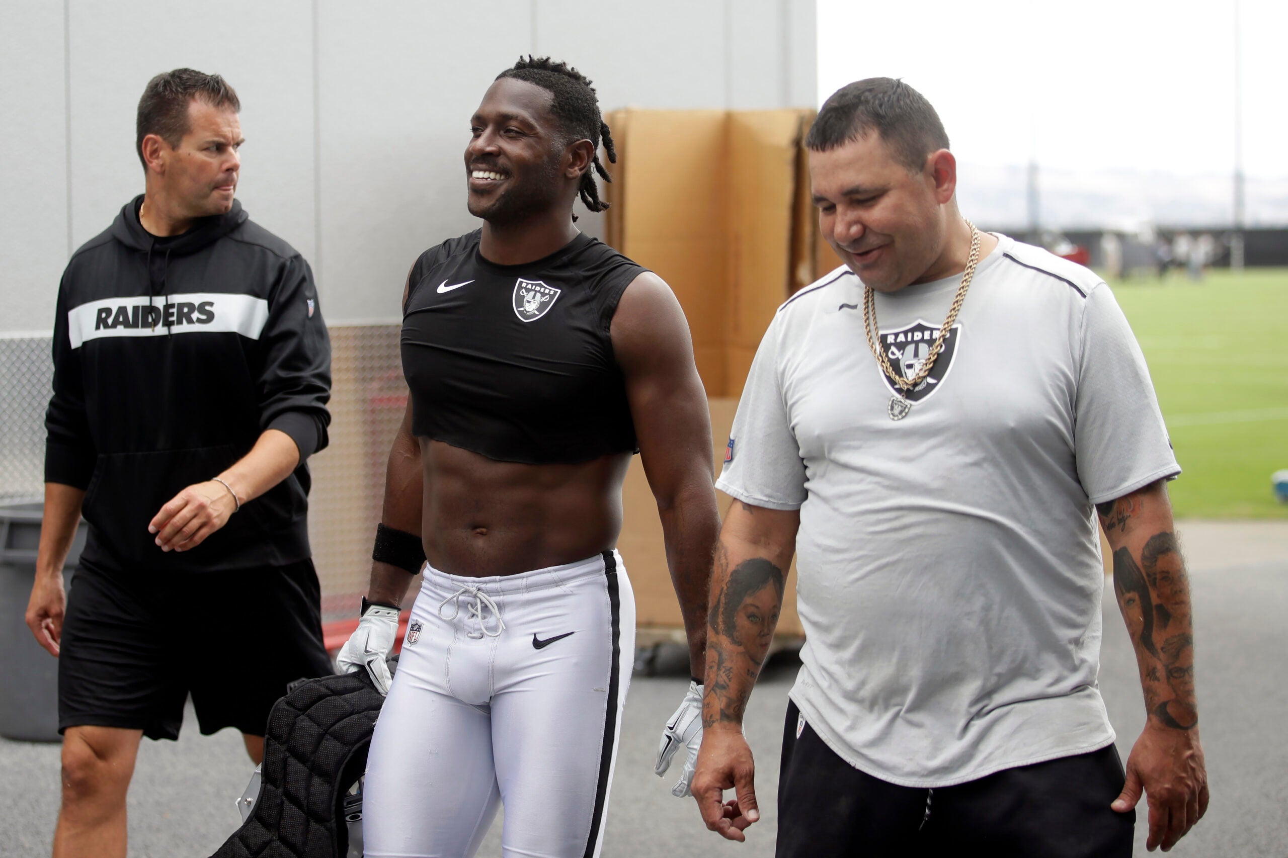 Oakland Raiders receiver Antonio Brown practices — in certified helmet -  The Boston Globe