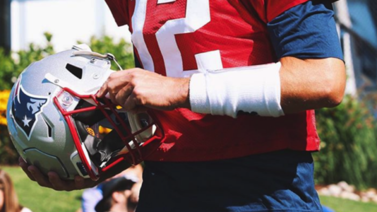 Tom Brady experimenting with new helmet during Patriots practice - Pats  Pulpit