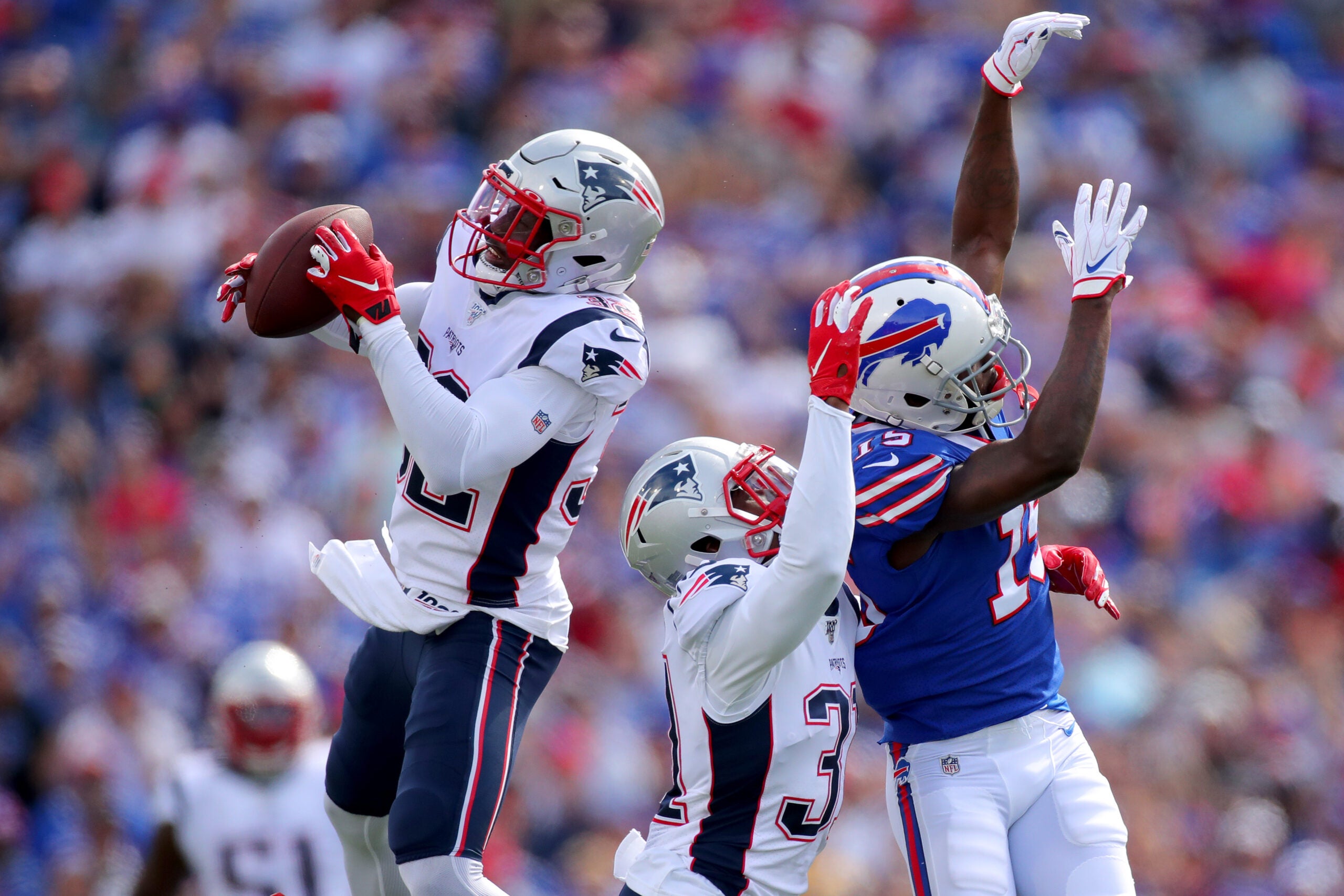 Patriots stay undefeated, hang on to beat Bills 16-10