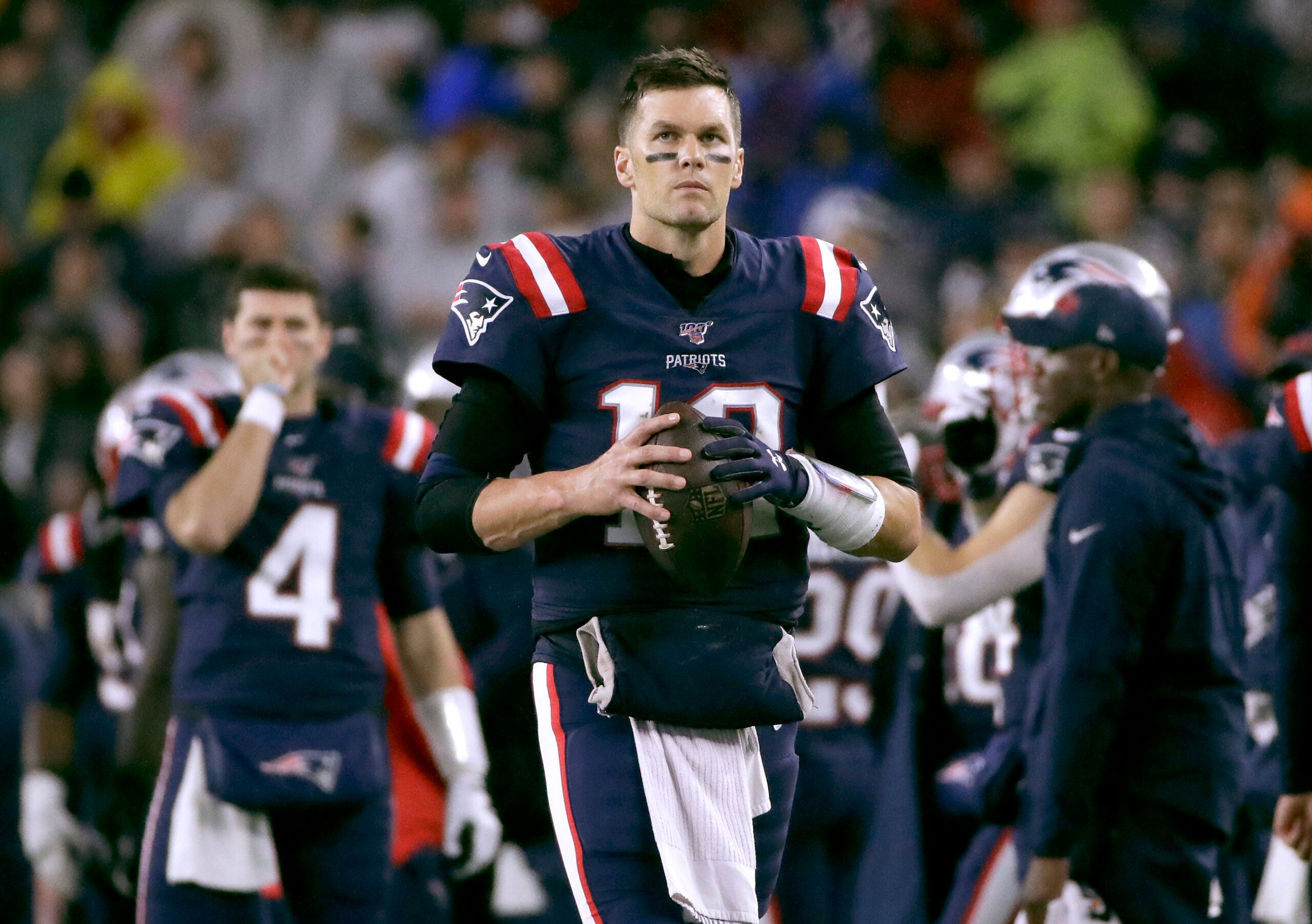 Patriots' Tom Brady is nursing his shoulder