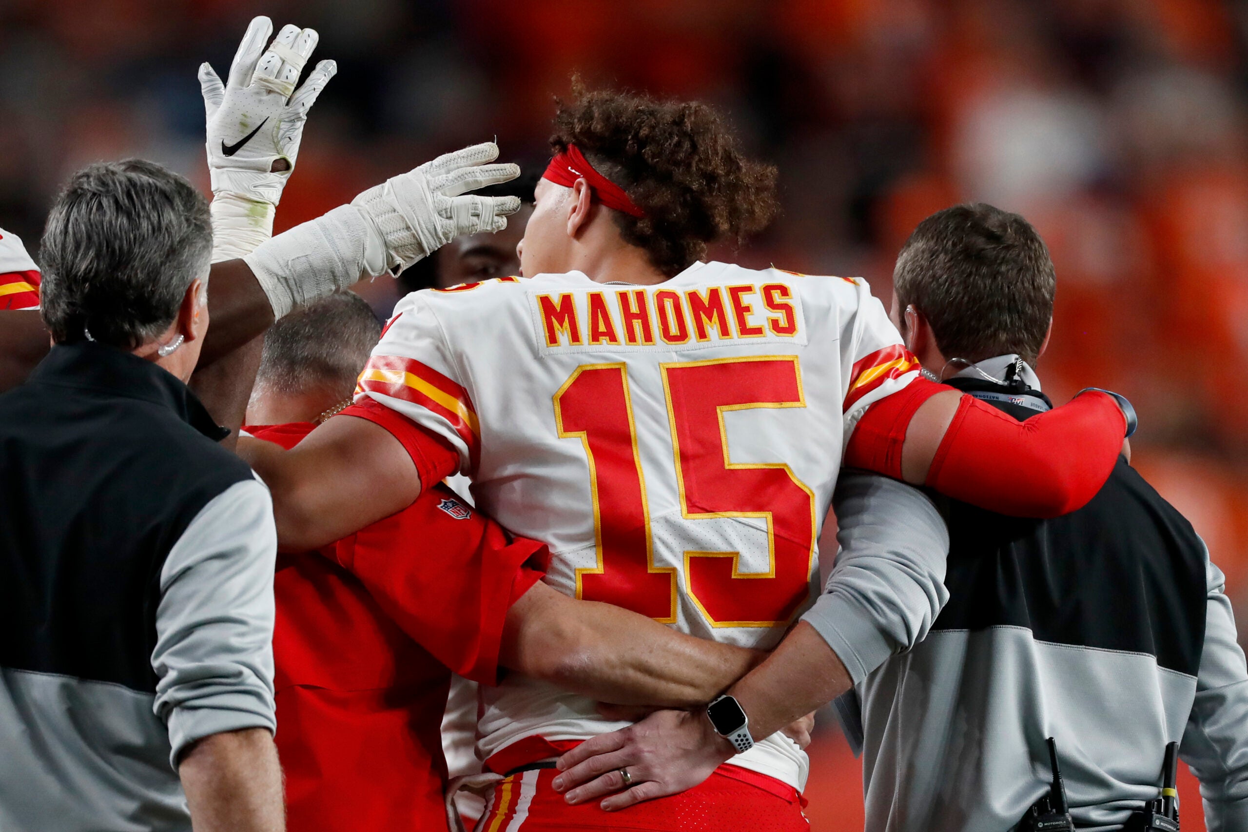 Patrick Mahomes dislocates knee in Chiefs' win over Broncos - The Boston  Globe