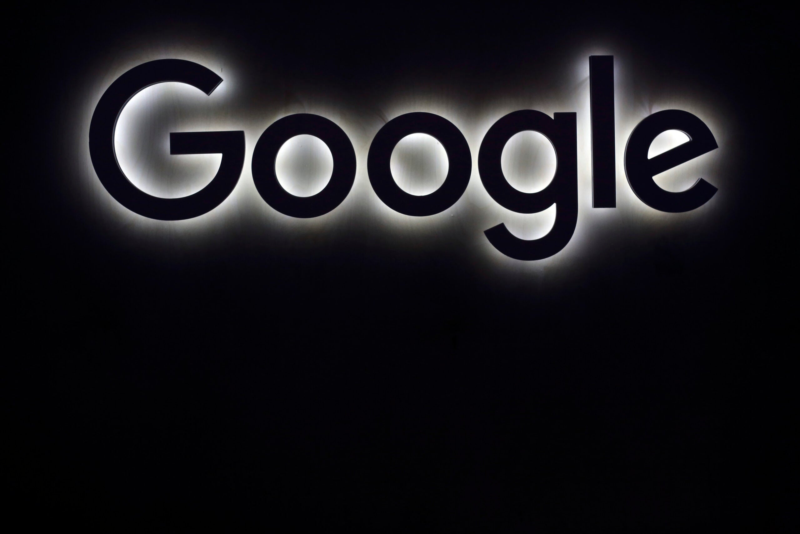 Гугл лого на сером фоне