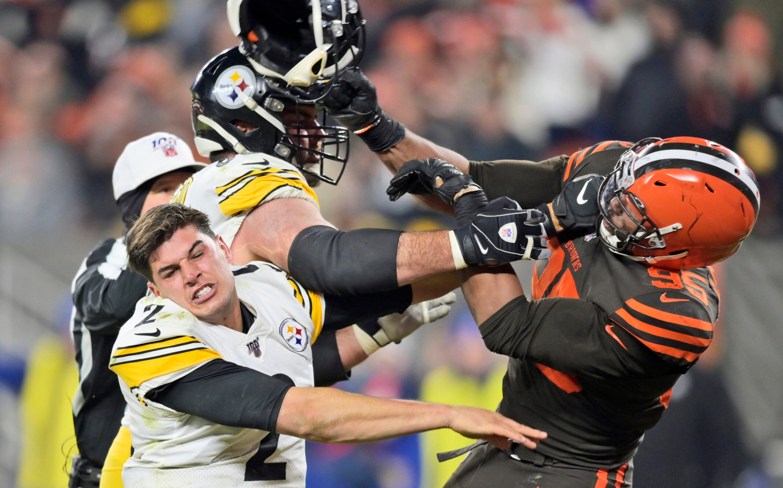 Browns star Myles Garrett expects to face Aaron Rodgers despite injury